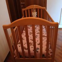 lettino in legno chiaro con cassetto estraibile