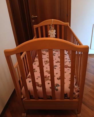 lettino in legno chiaro con cassetto estraibile