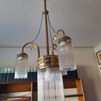Lampadario d’epoca in ottone dorato e vetro rigato