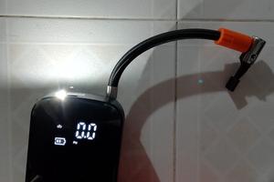 Compressore Aria Portatile Digitale Pari al Nuovo 