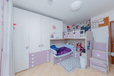 Cameretta per bambini con letto a castello