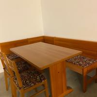 Panca angolare in noce con tavolo e sedie