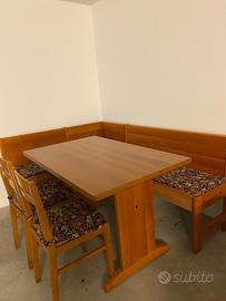 Panca angolare in noce con tavolo e sedie