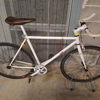 Bici Fixed con adesivi CINELLI e Fulcrum