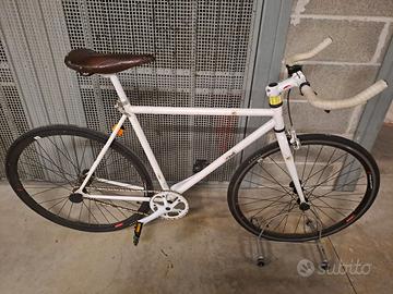 Bici Fixed con adesivi CINELLI e Fulcrum