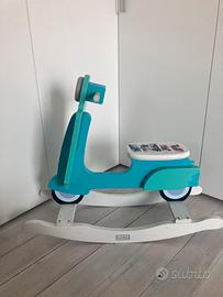 Vespa a dondolo in legno
