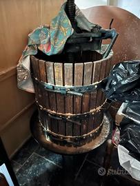 Torchio manuale per il vino 