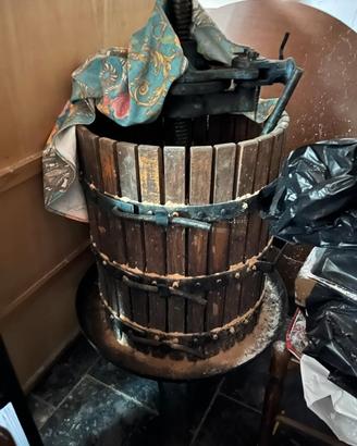 Torchio manuale per il vino 