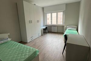 Offriamo un posto letto in una camera doppia