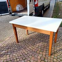 Tavolo in legno 120x80  con piano tinta bianco.
