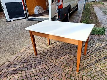 Tavolo in legno 120x80  con piano tinta bianco.