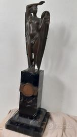 Bronzo dea Vesta su base granito nero