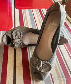 Scarpa a punta aperta  in camoscio grigio-azzurro