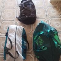 borsoni con roba da campeggio 