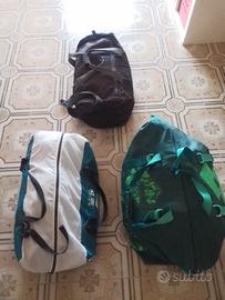 borsoni con roba da campeggio 