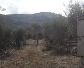 Terreno con porzione di casale in pietra