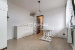 MARNATE - BILOCALE CON POSTO AUTO E MAGAZZINO