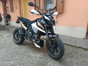 KTM Duke black 690