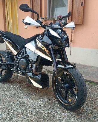 KTM Duke black 690