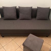 divano letto da tre posti con pouf