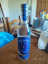 bottiglia piena di un liquore premium da miscelazi