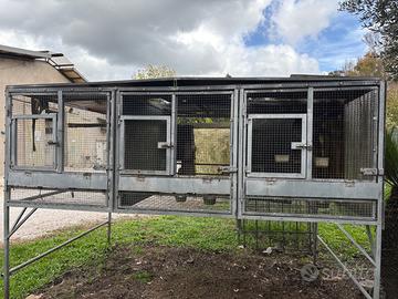 Gabbia per volatili rialzata da terra