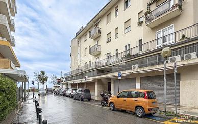 QUADRILOCALE CON TRE CAMERE VISTA MARE CON DUE BOX