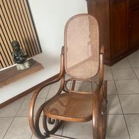 Sedia a dondolo in paglia