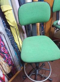 sedia da ufficio regolabile e girevile