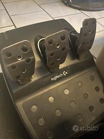 Volante e postazione pedali