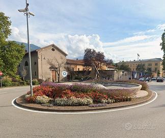 Piazza Venezia, locale commerciale