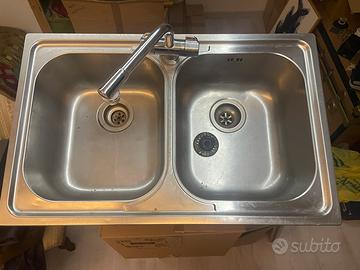 Lavabo cucina a 2 vasche con rubinetto