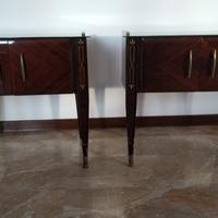 Comodini in legno con doppia anta e piano in vetro