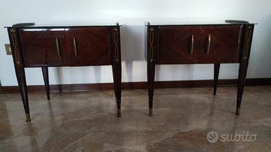 Comodini in legno con doppia anta e piano in vetro