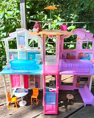 casa delle Barbie con ascensore e una barbie