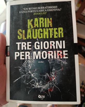 Libro intitolato Tre giorni per morire