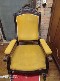 Poltrona in legno antica