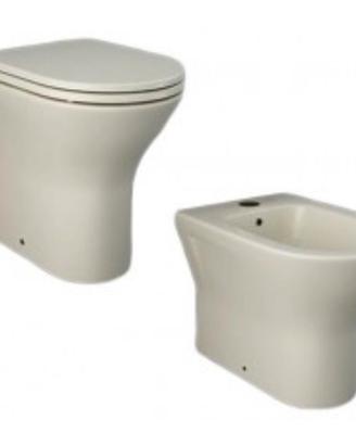 Sanitari filomuro e lavabo da appoggio beige opaco