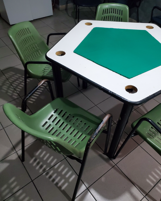 Tavolo da gioco più sedie