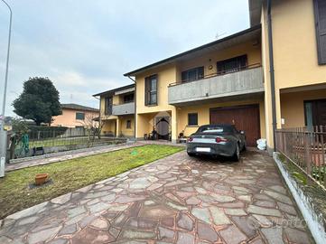 VILLA A SCHIERA CENTRALE A AGNADELLO