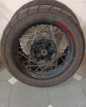 Cerchi a raggi V85 TT '20 19" e 17" con pneumatici