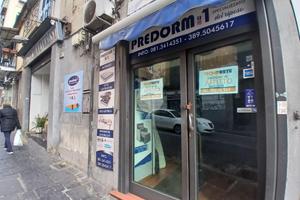 NEGOZIO A NAPOLI
