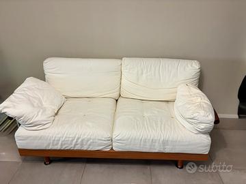 Divano  design vintage in legno e tessuto bianco