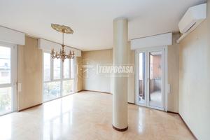 Elegante quadrilocale con terrazzo, balcone, box e