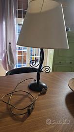 Lampada da tavolo in metallo e tessuto