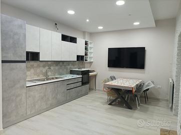 Cucina completa nuova con tavolo e sedie