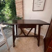 TAVOLINO IN LEGNO MARRONE CON CASSETTO