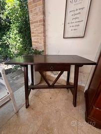 TAVOLINO IN LEGNO MARRONE CON CASSETTO