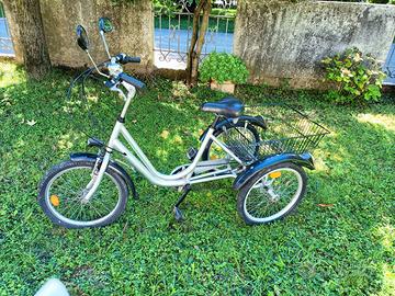 Triciclo per anziani.