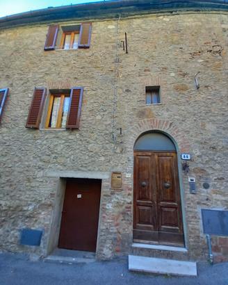 CASA A MONTICIANO (92mq) CON GRANDE ORTO(290 mq)